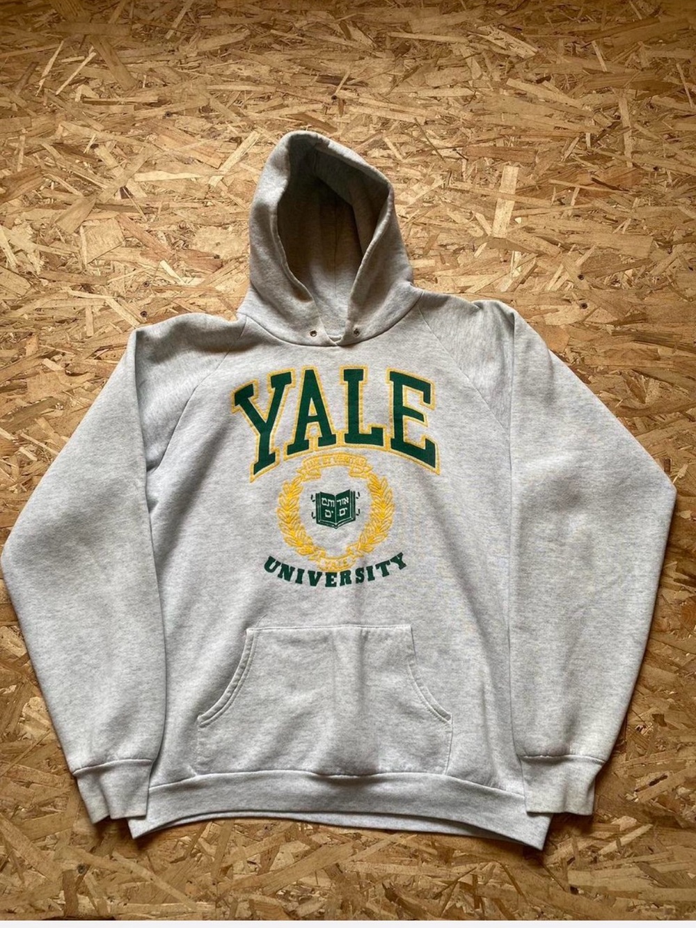Fruit of the Loom VTG 90s Light Gray Hoodie with Green & Yellow Yale Crest